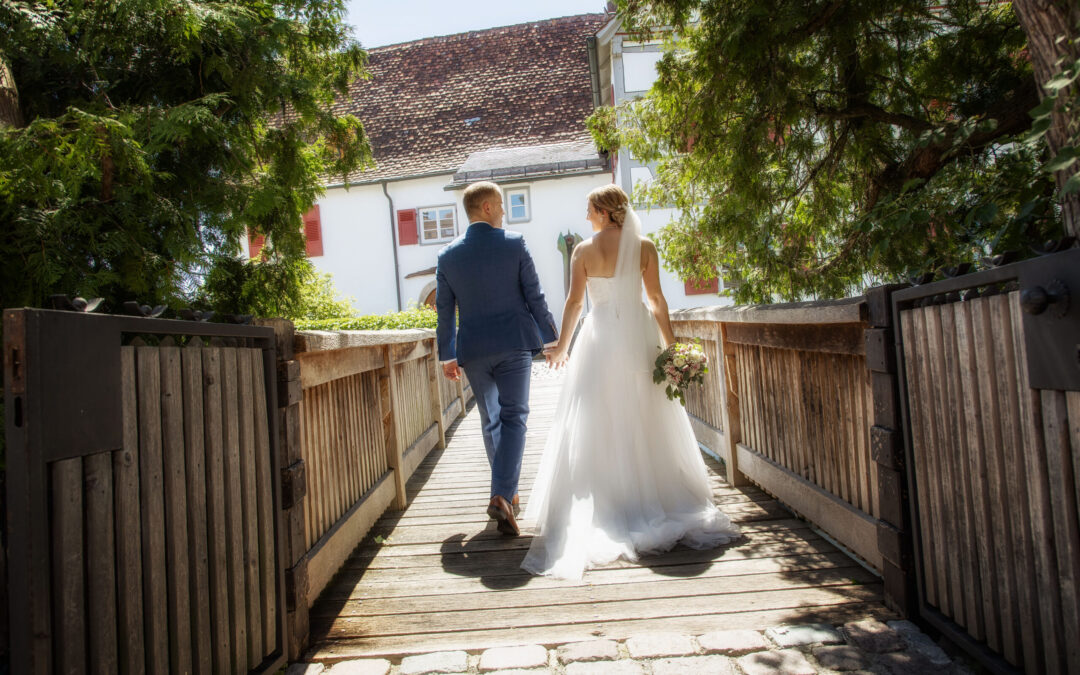 Die kirchliche Hochzeit von Alana und Dennis in Holzgerlingen – mit unverwechselbaren Brautpaarfotos an der Burg Kalteneck