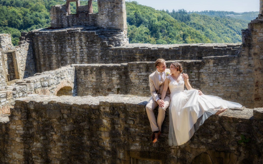 Eine kirchliche Hochzeit mit Feier und Fotoshooting auf der Burg Hornberg