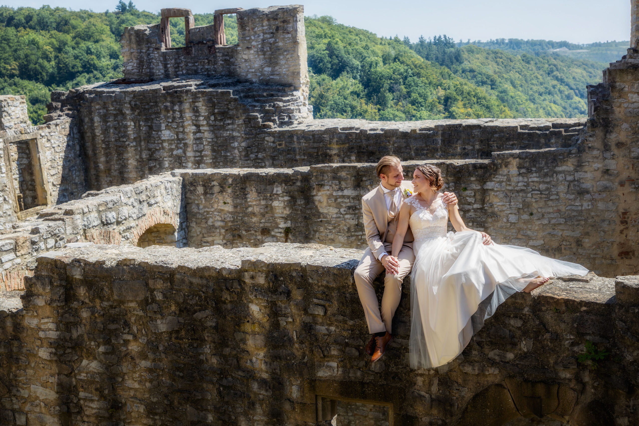 Eine kirchliche Hochzeit mit Feier und Fotoshooting auf der Burg Hornberg