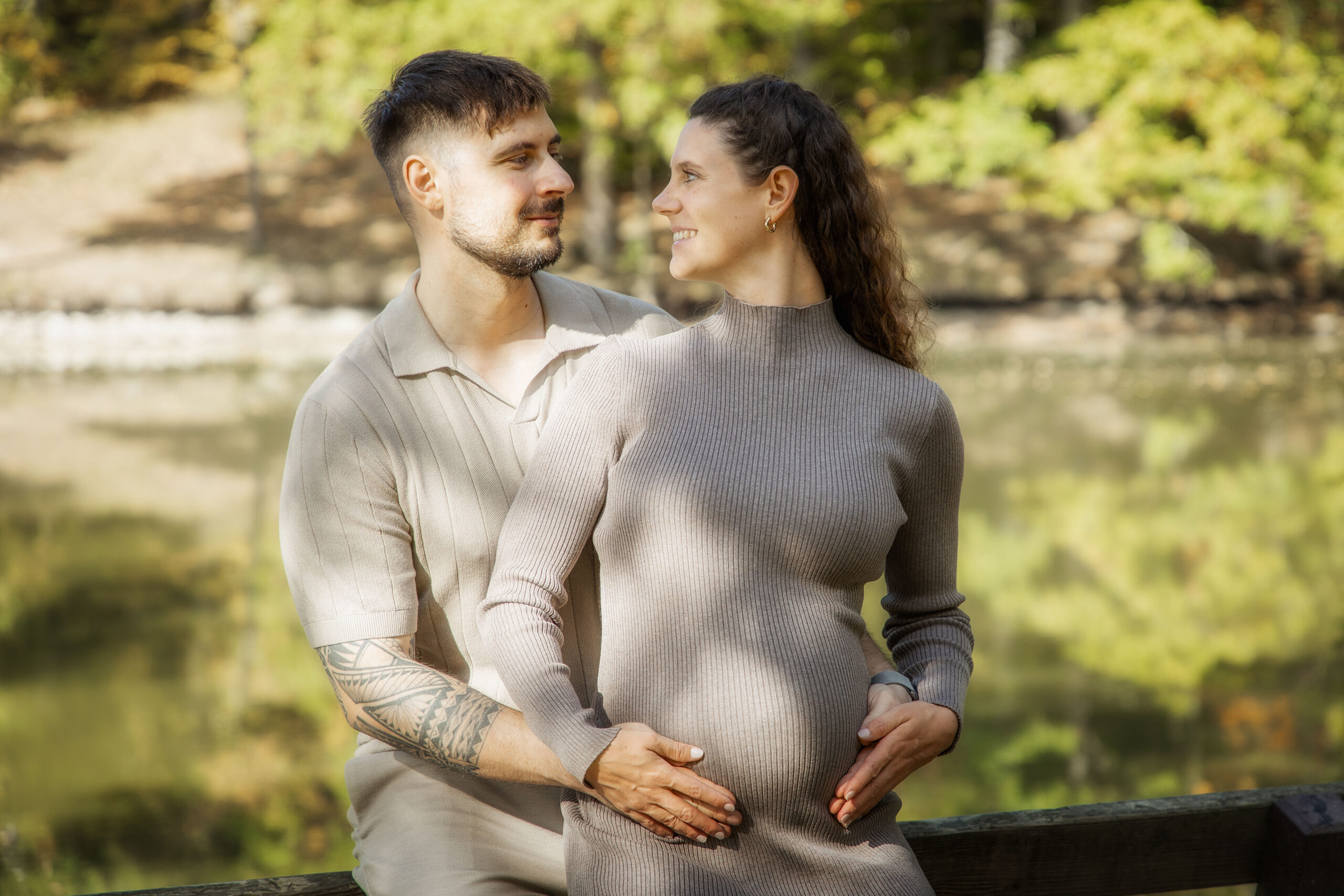 Ein Babybauchshooting mit Hund am Warmbronner See